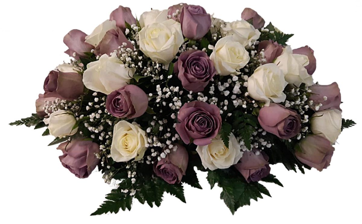 Композиция на гроб с белыми и лиловыми розами 50 см